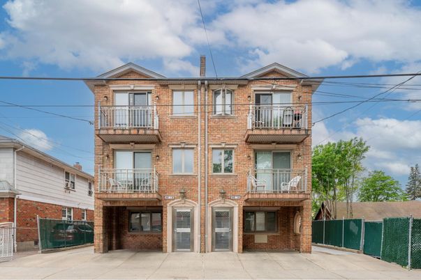 Exterior, Facade, Brick Facade, Rowhouse