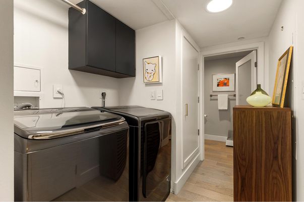 Interior, Recessed Lighting, Washer, Wood Texture Flooring