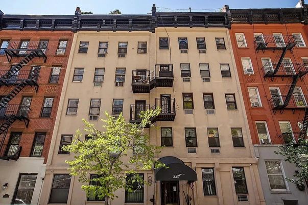 Exterior, Facade, Brick Facade, Rowhouse