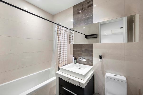 Bathroom, Interior, Recessed Lighting