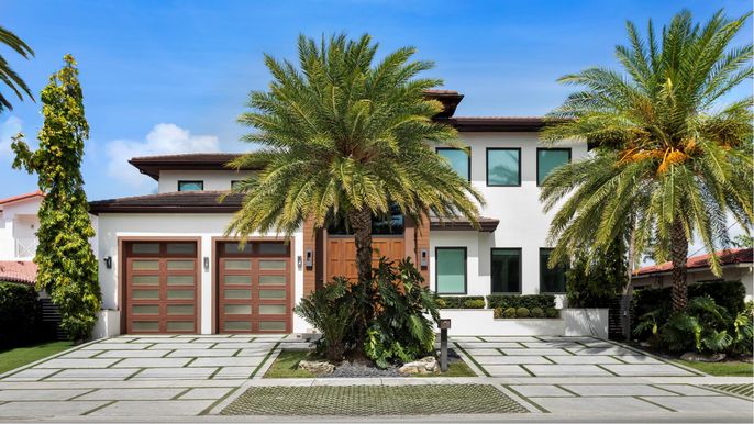 Attached, Exterior, Facade, Mediterranean
