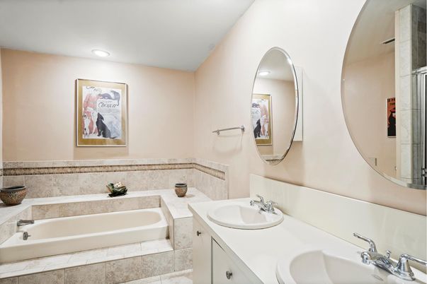 Bathroom, Dual Sink Vanities, Interior, Recessed Lighting