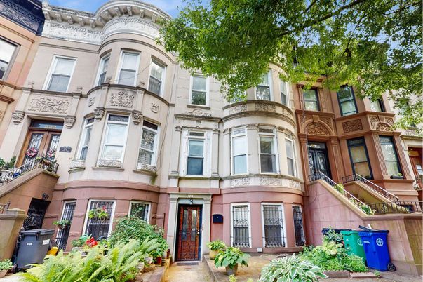 Exterior, Facade, Brownstone