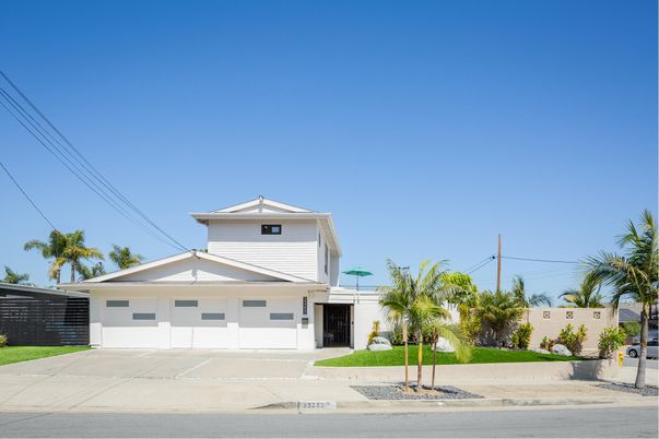 Attached, Exterior, Facade, Farmhouse