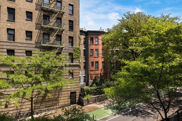 Exterior, Facade, Rowhouse