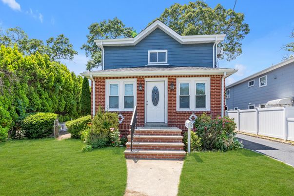 Exterior, Facade, Brick Facade, American Foursquare