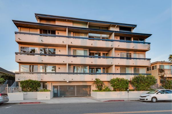 Exterior, Facade, Modern