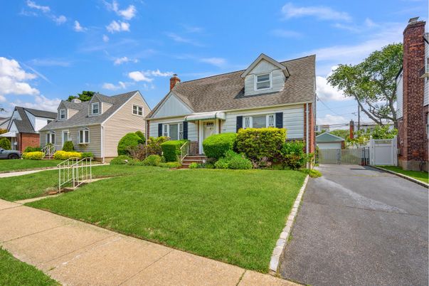 Exterior, Facade, Cape Cod