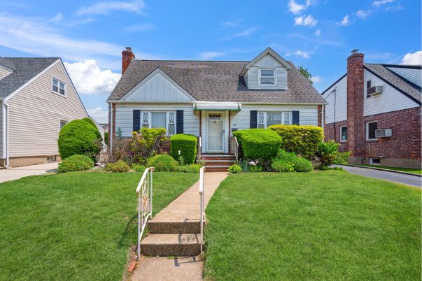 Exterior, Facade, Cape Cod