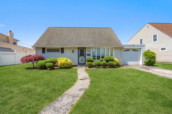 Attached, Exterior, Facade, Cape Cod