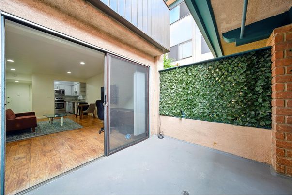 Exterior, Recessed Lighting, Stainless Steel Appliances