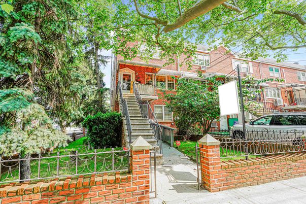 Exterior, Facade, Rowhouse