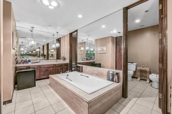 Bathroom, Dual Sink Vanities, Interior, Recessed Lighting