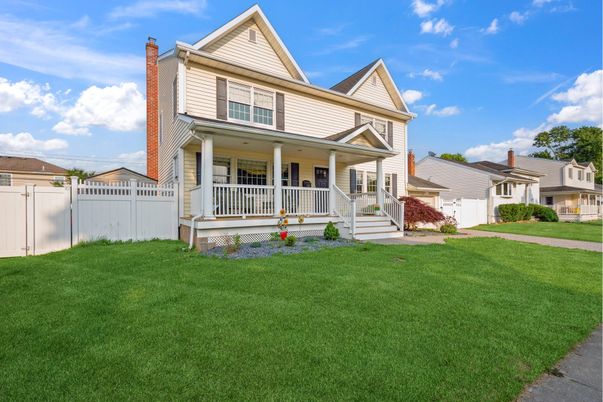 Backyard, Exterior, Facade, Queen Anne Victorian