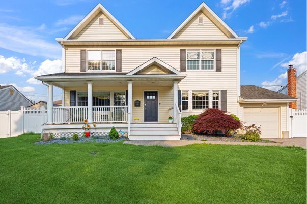 Attached, Exterior, Facade, Queen Anne Victorian
