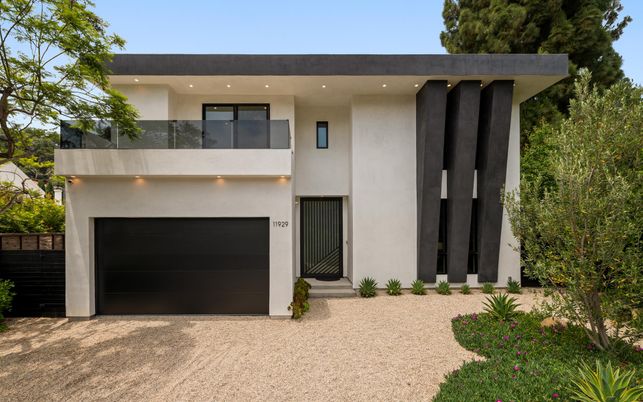 Attached, Exterior, Facade, Modern