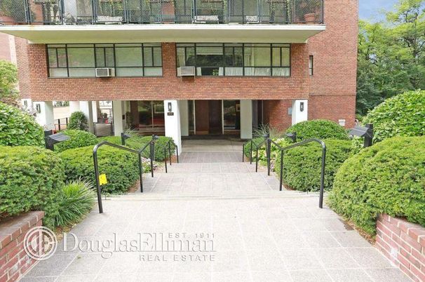 Exterior, Facade, Brick Facade, Rowhouse