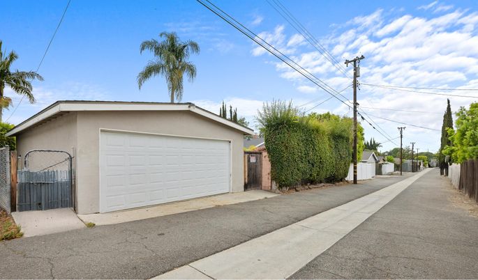 Detached Garage, Exterior