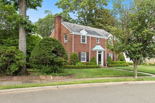 Exterior, Facade, Brick Facade, Georgian