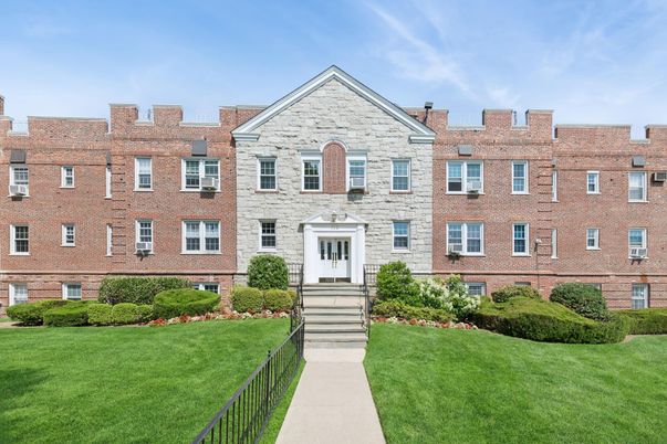 Exterior, Facade, Brick Facade, Rowhouse