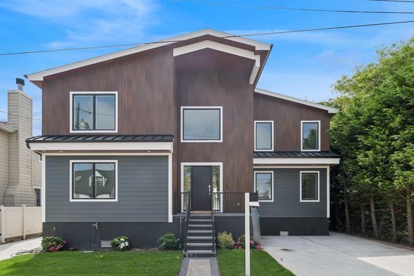 Exterior, Facade, Modern