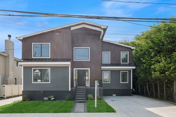 Exterior, Facade, Modern