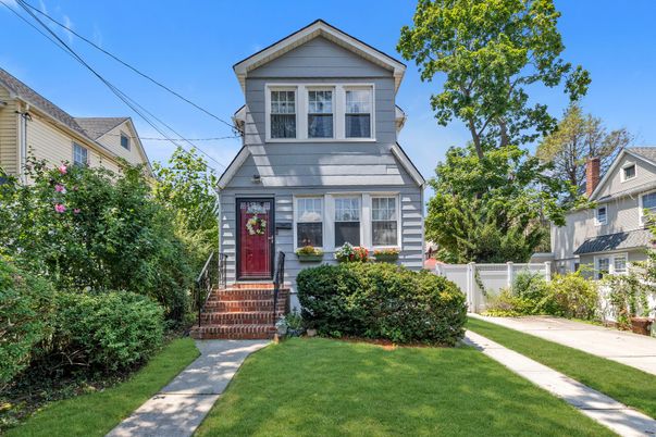 Exterior, Facade, Queen Anne Victorian