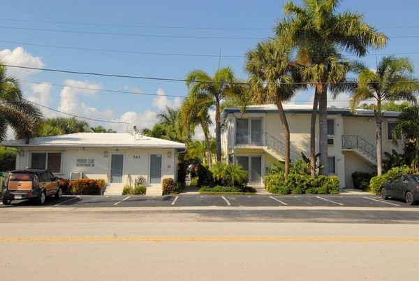 Exterior, Facade, Ranch