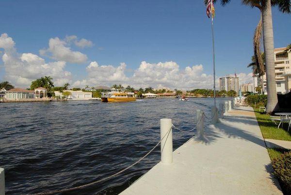 Exterior, Lake