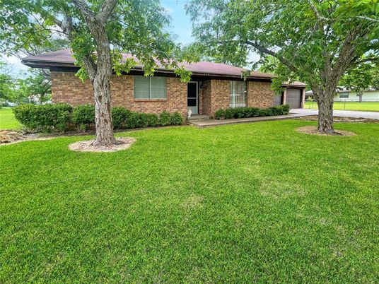 Backyard, Exterior, Facade, Brick Facade, Ranch