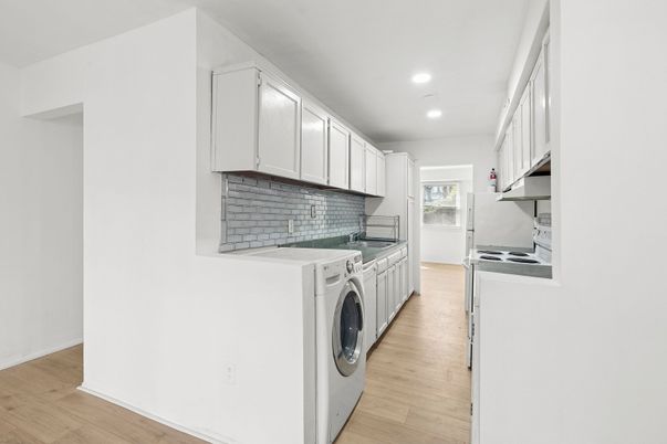 Interior, Recessed Lighting, Washer, Wood Texture Flooring