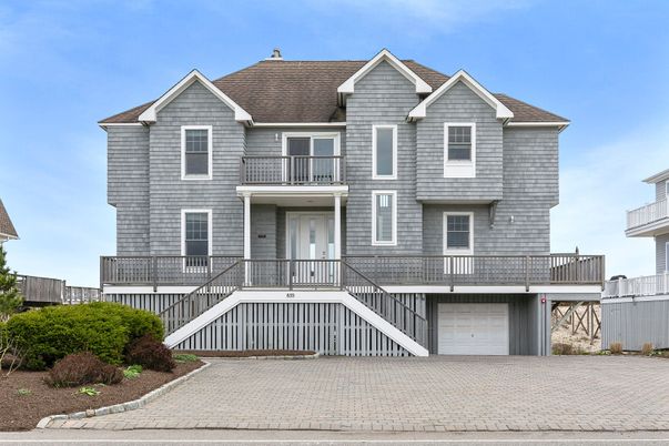 Attached, Exterior, Facade, Rowhouse