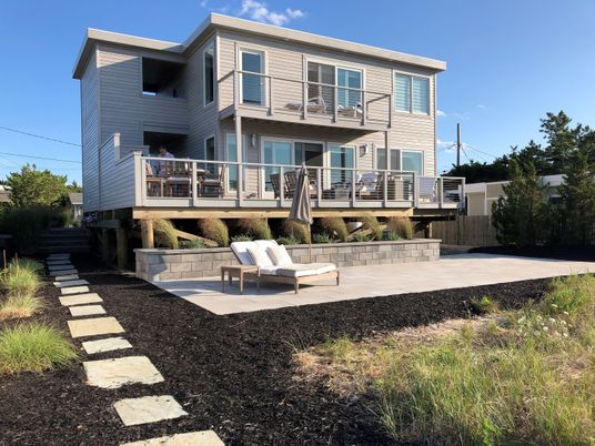 Exterior, Facade, Modern