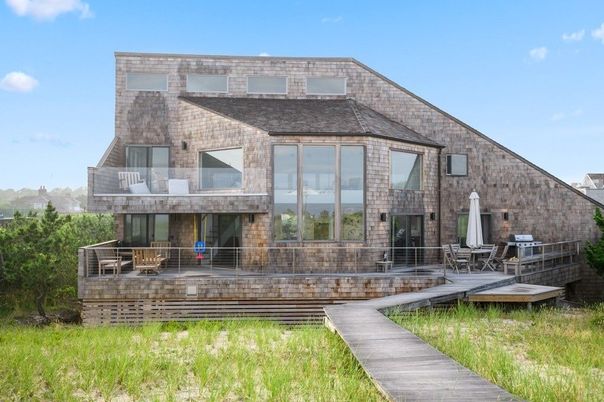 Backyard, Exterior, Facade, Brick Facade, Modern