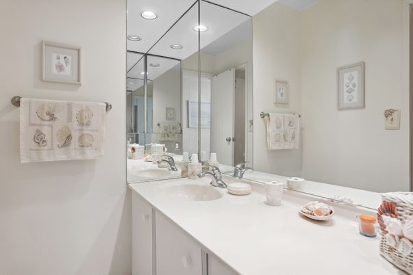 Bathroom, Dual Sink Vanities, Interior, Recessed Lighting