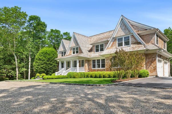 Attached, Exterior, Facade, Brick Facade, Queen Anne Victorian