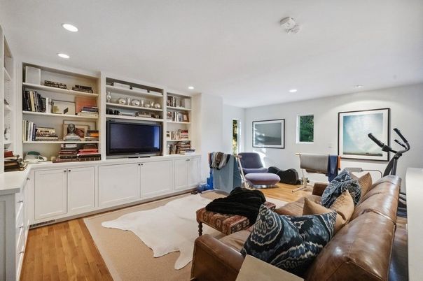 Fitness Equipment, Interior, Living room, Recessed Lighting, Wood Texture Flooring