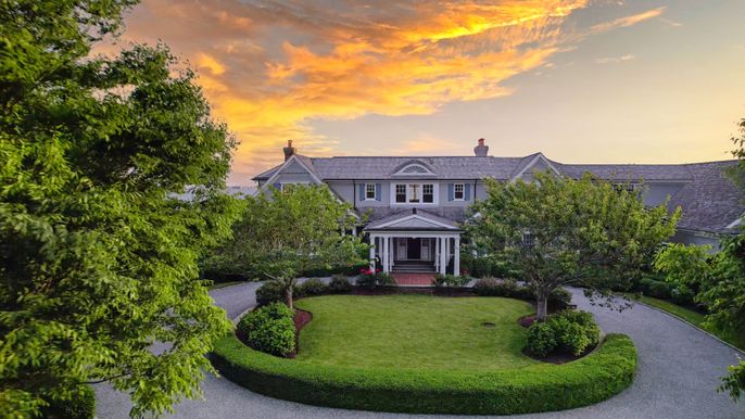 Backyard, Exterior, Facade, Queen Anne Victorian