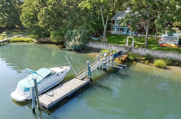 Exterior, Lake