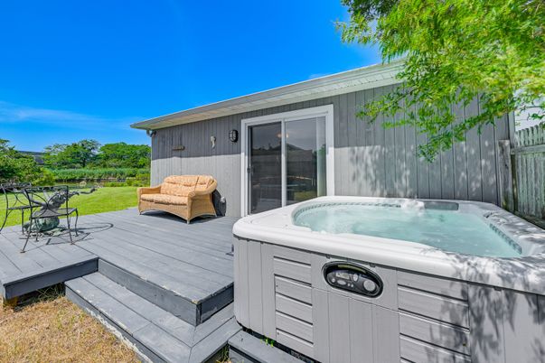 Exterior, Hot Tub