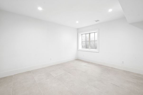Empty room, Interior, Recessed Lighting