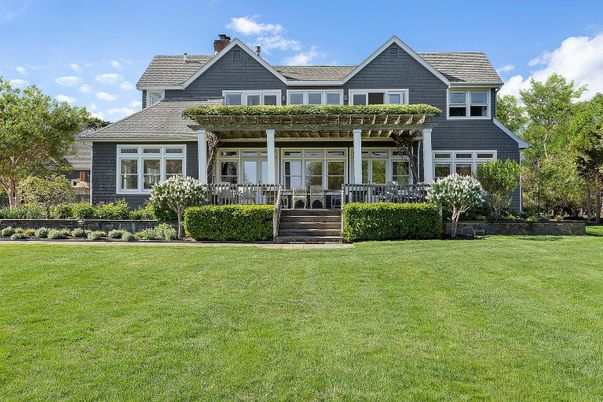Exterior, Facade, Farmhouse