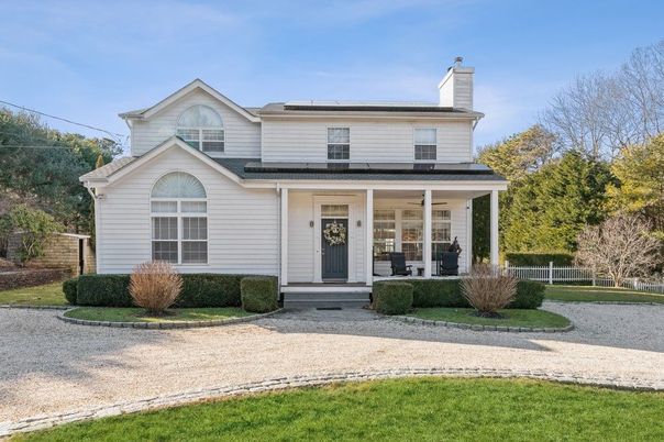 Exterior, Facade, Farmhouse