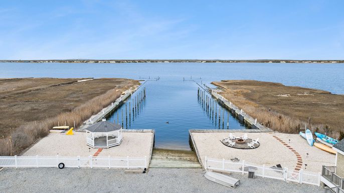 Exterior, Lake