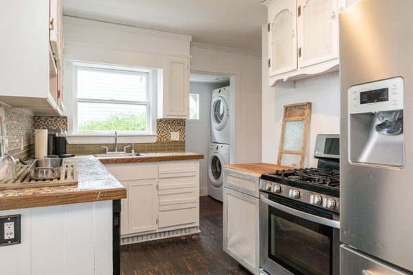 Interior, Kitchen, Tile Countertops, Washer, Wood Texture Flooring