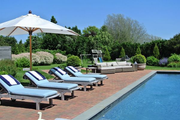 Exterior, Playground, Pool