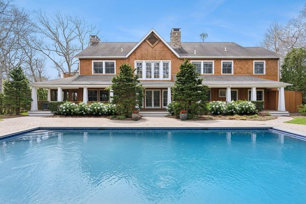 Exterior, Facade, Pool, Georgian