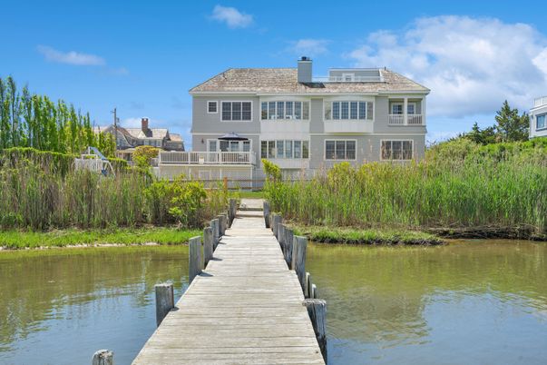 Exterior, Lake