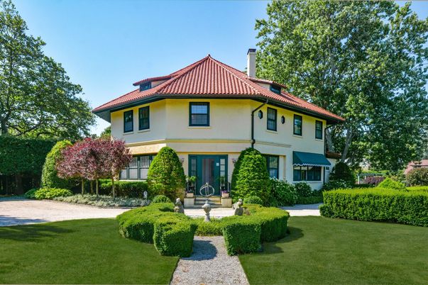 Backyard, Exterior, Facade, Queen Anne Victorian