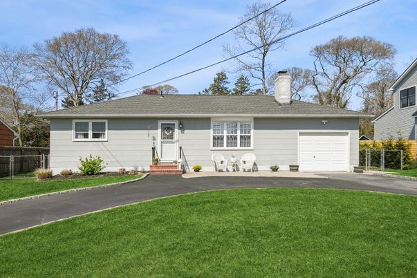Attached, Exterior, Facade, Cape Cod
